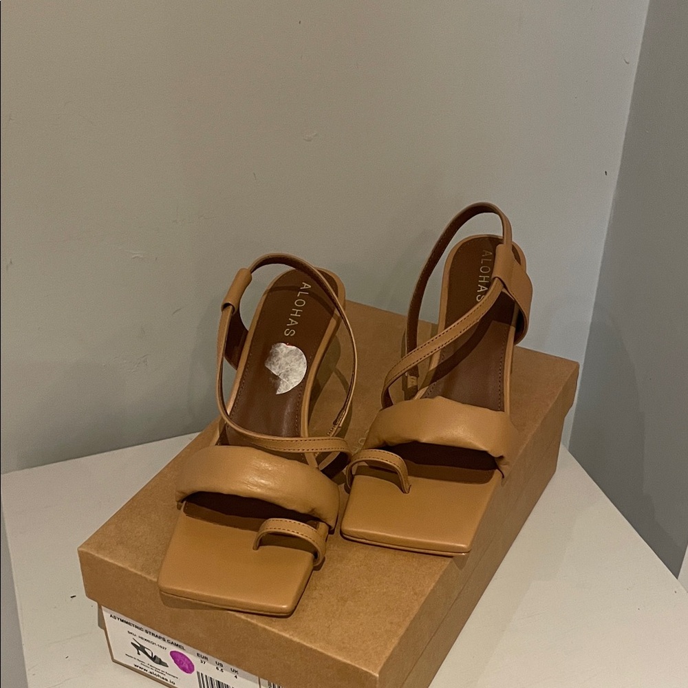 NWT Alohas Sandals - Size 37 - Camel